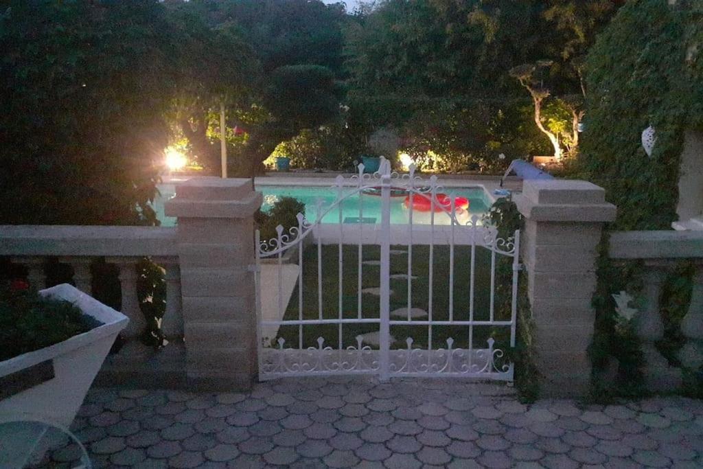 Le Jardin De Mae Appartement Bouc-Bel-Air Buitenkant foto